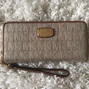Michael Kors Wallet (NWT)
